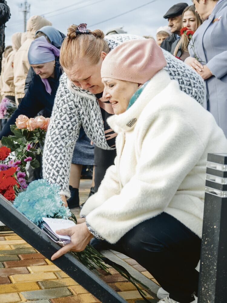 Возложение цветов. Матери бойцов - Елена Астафьева и Людмила Кудинова