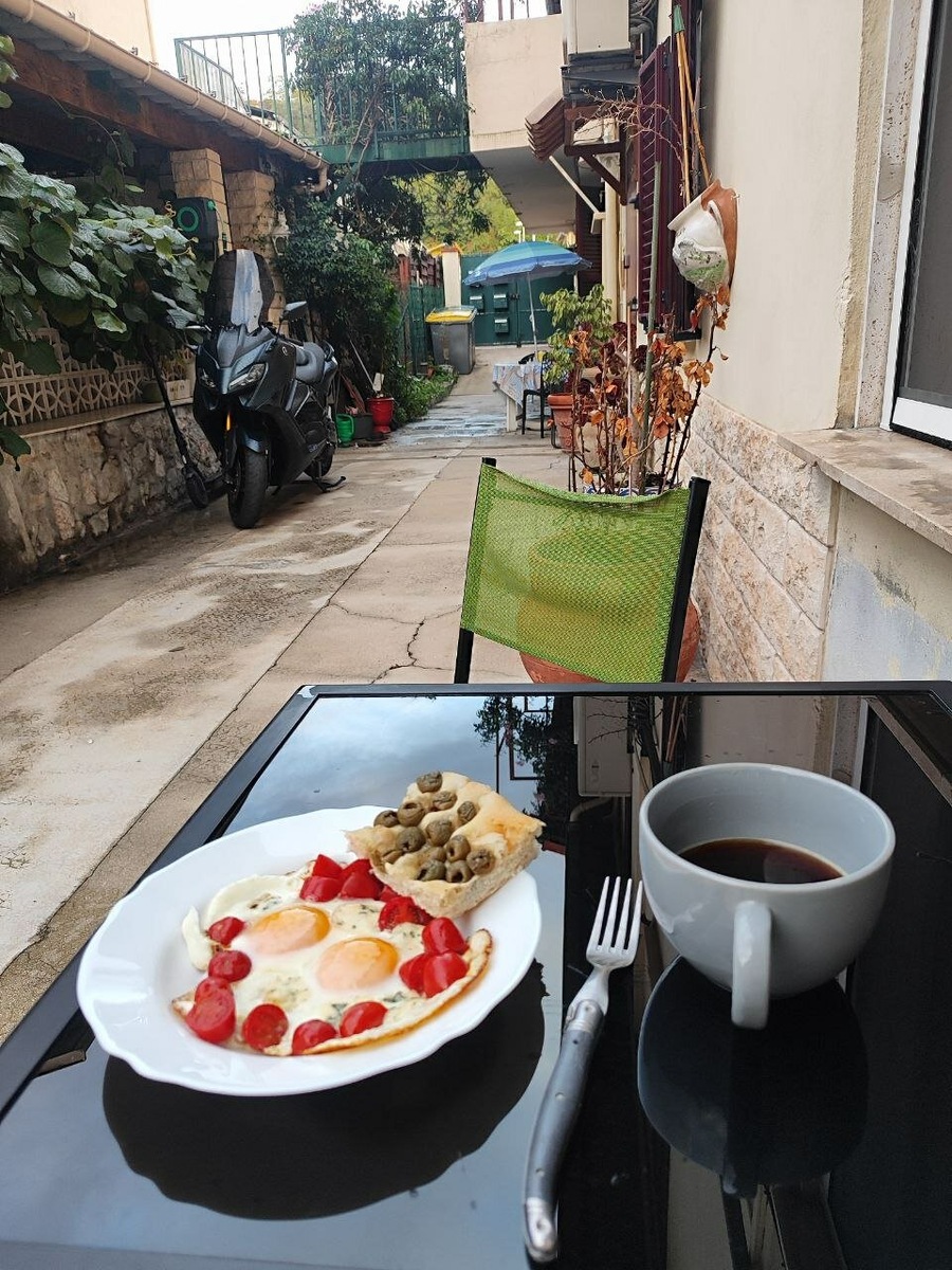 Небольшая терраса и закрытый двор наших апартаментов. Завтракали в основном дома: удобство и экономия