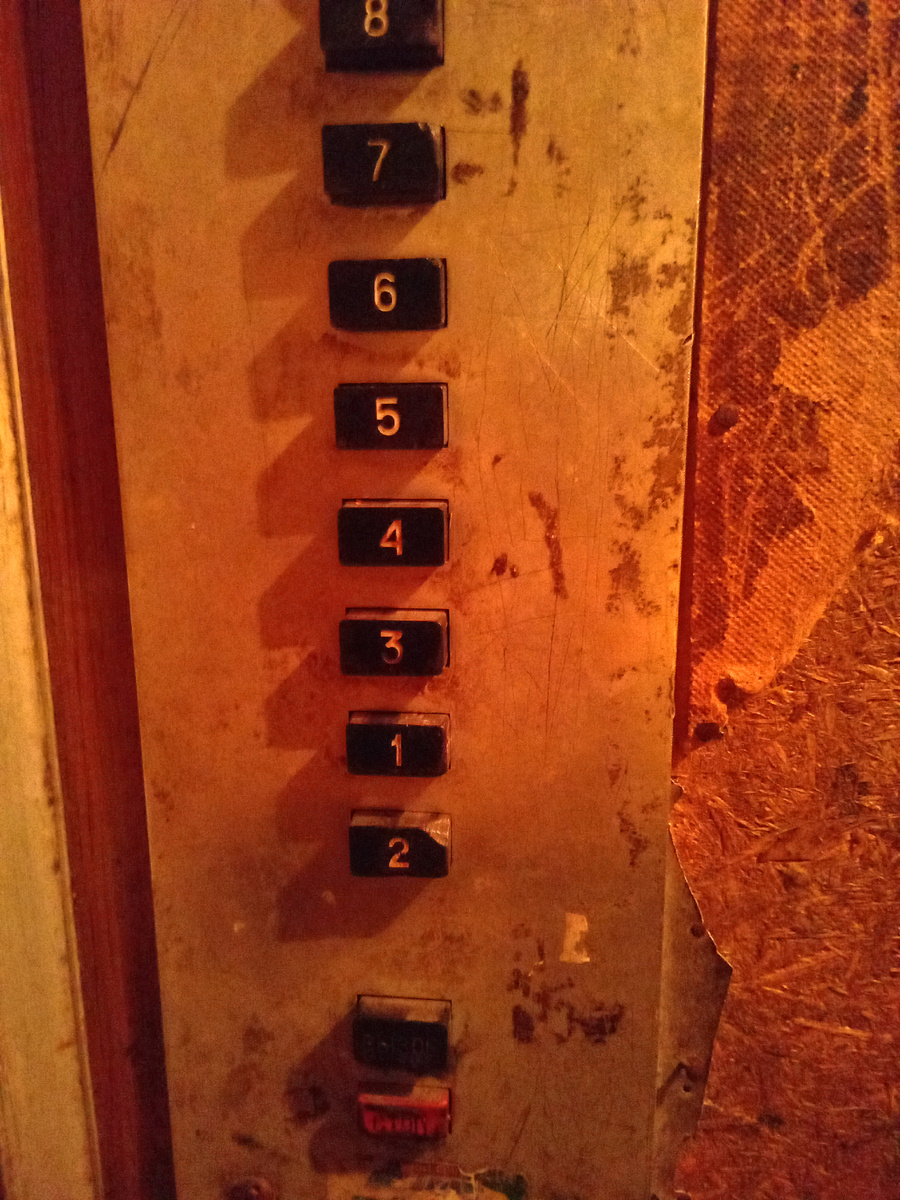 М-да... Лифты у нас ещё старой закалки :) 