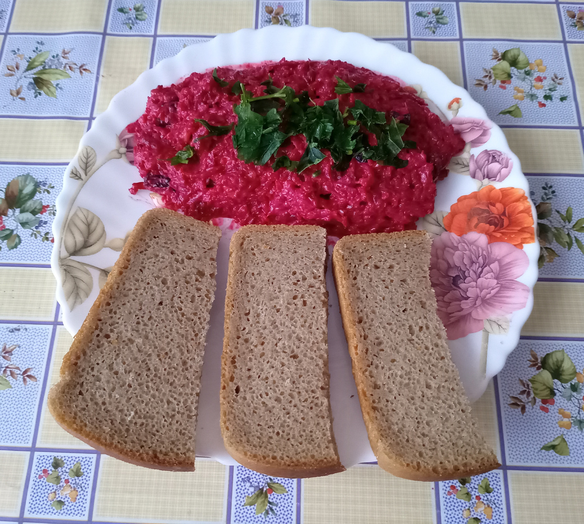 Свекольный салат и три корочки хлеба :)) 