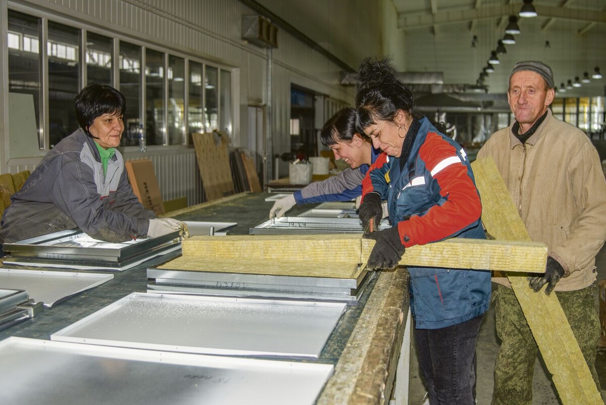 Бригада сборки продукции - Ольга Ряжских, Ирина Чекарда, Елена Казанова и Василий Ряжских