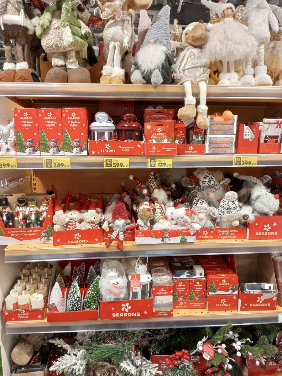 стенд с новогодними товарами из близлежайшей Пятерочки. Просто для иллюстрации