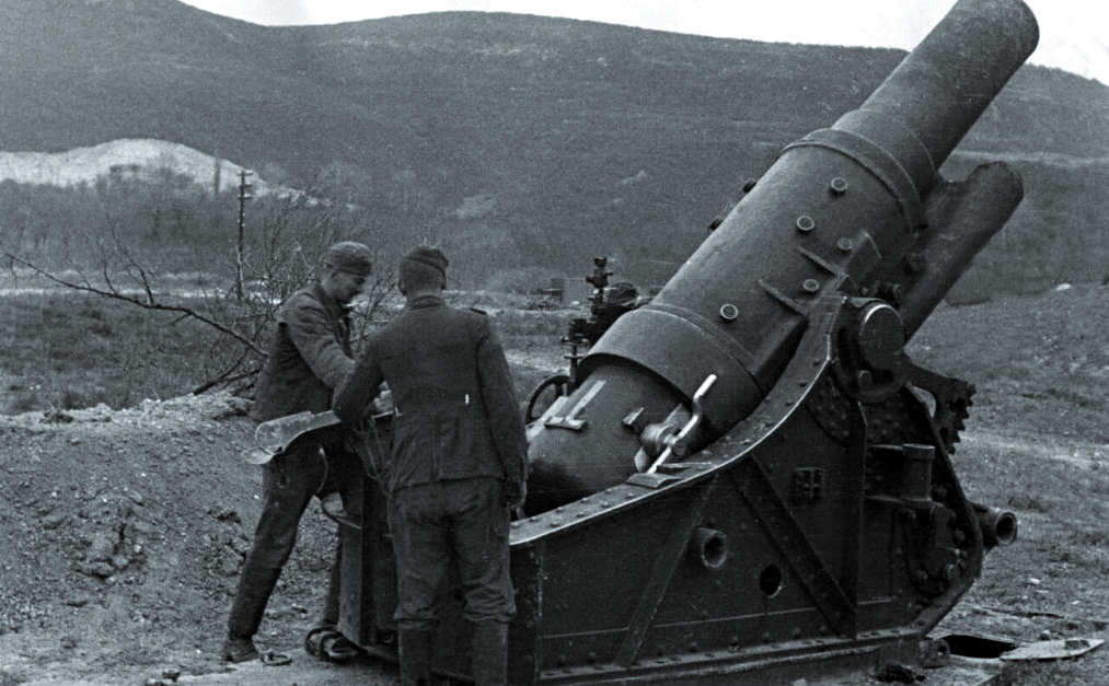 Бойцы вермахта у тяжёлой 305-мм мортиры M16 "Шкода" под Севастополем, 1942 г.