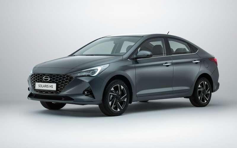    Solaris HS уже примелькался на российских дорогах. Машина под новым брендом отличается только эмблемами.