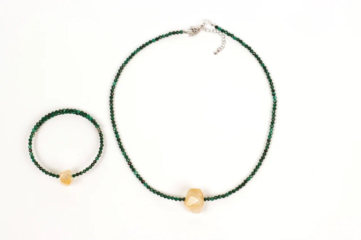 Комплект украшений из чокера и браслета из малахита и цитрина. Работа АртЛАМБ, Москва.