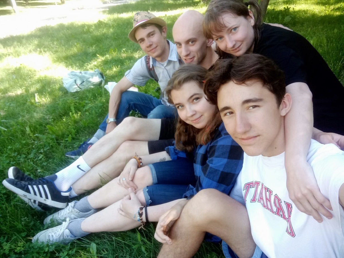 Просто фото нашей компашки (за кадром "Дворы", лето 2022)