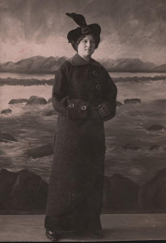 Портрет женщины в пальто и шляпе. Томск, 1914 г. МИТ КП 1139/13.