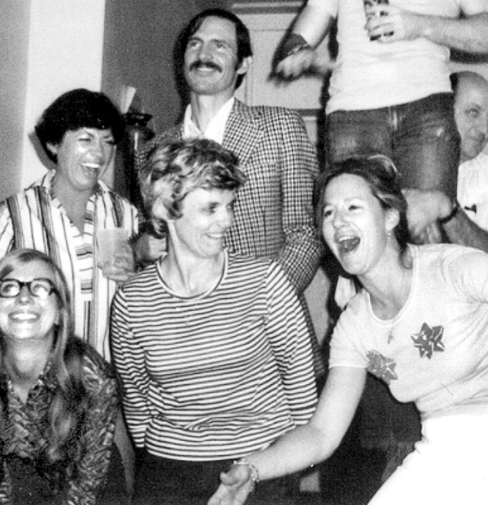 Марта Петерсон (справа) среди друзей в Москве