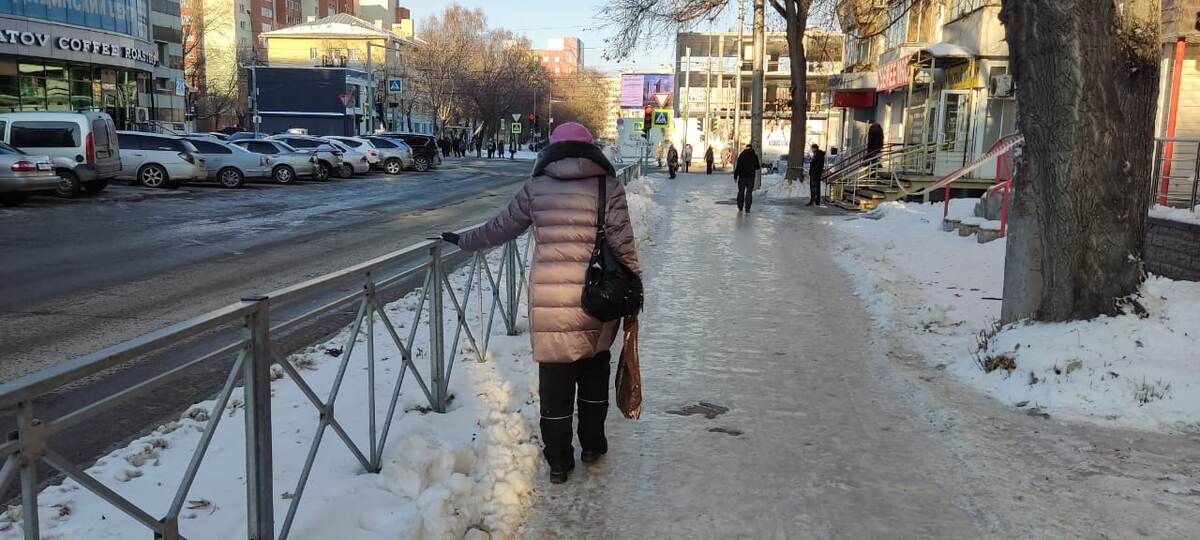    На некоторых участках улицы Геодезической пешеходов спасают дорожные ограждения выполняющие теперь функцию перил. Фото автора