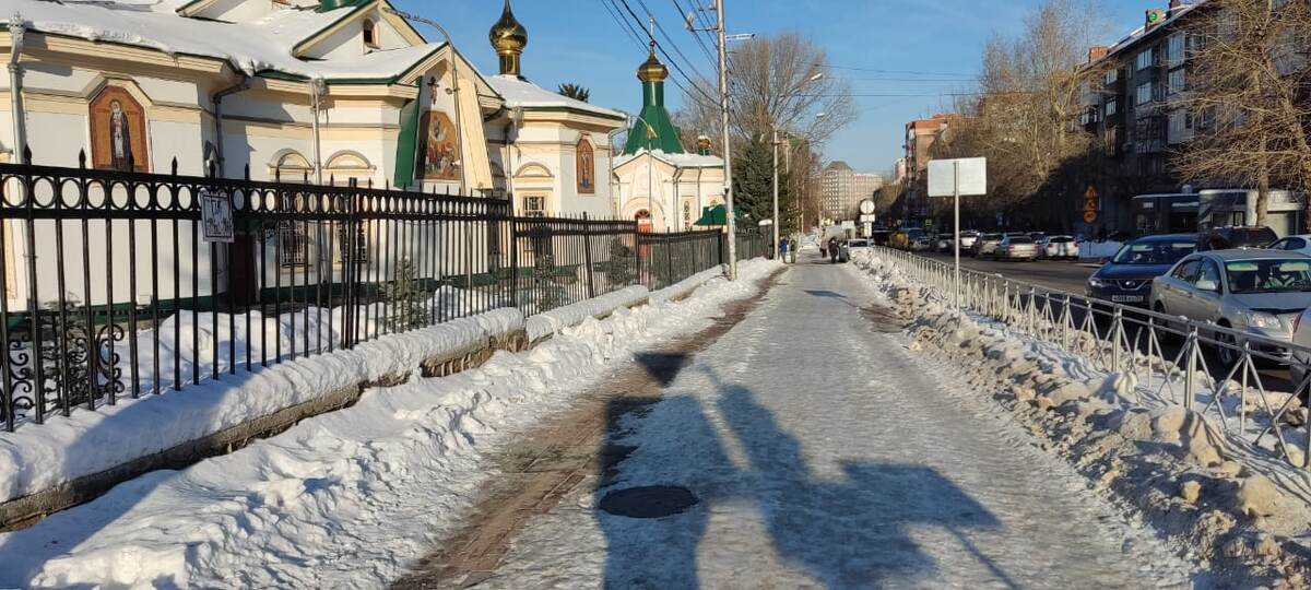    Узкая полоска тротуара на улице Советской освобождена от гололеда и активно используется пешеходами. Фото автора