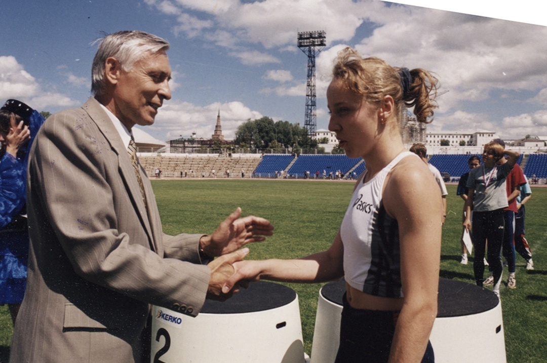 На первенстве России Ксению с выполнением норматива мастера спорта поздравлял первый заместитель Госкомитета по физкультуре, спорту и туризму РТ Мансур Мифтахов. Казань, 2001 год