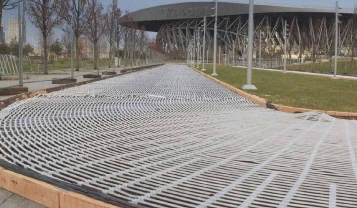     Подготовка катка у СКА Арены. Источник: spb.kp.ru Автор фото: t.me/Piotrovsky