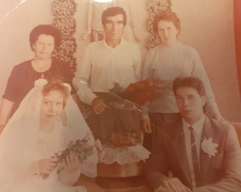 В 1990-м году свадьбы в большинстве своем были скромными и игрались в условиях тотального дефицита. Но любовь и радость от начала совместной жизни не могли омрачить никакие бытовые препятствия / Фото из архива С. Рябовой