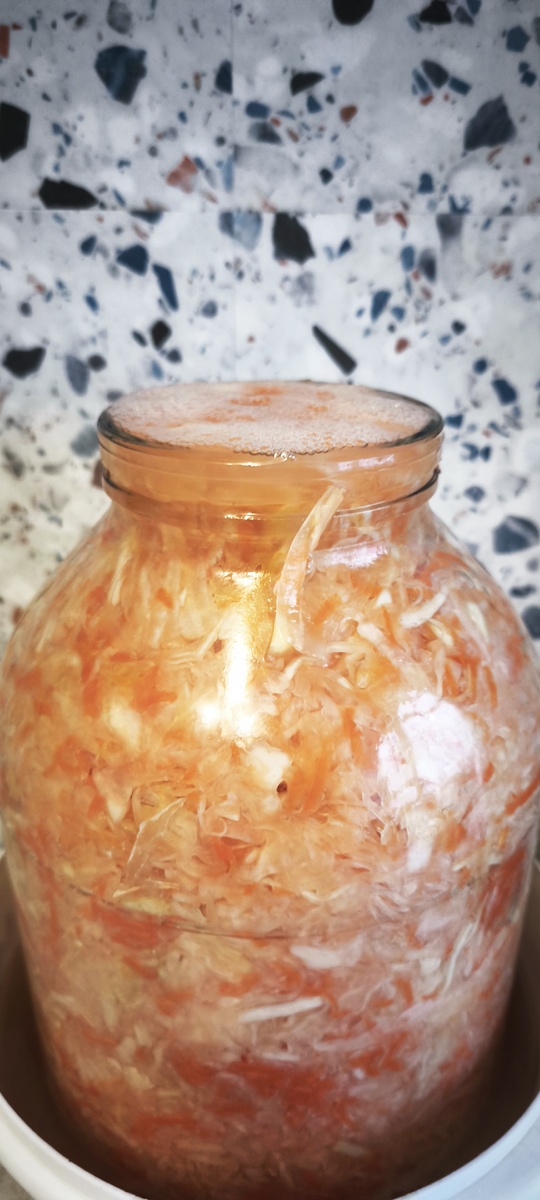 Банки налились до краев, вся капуста в соку