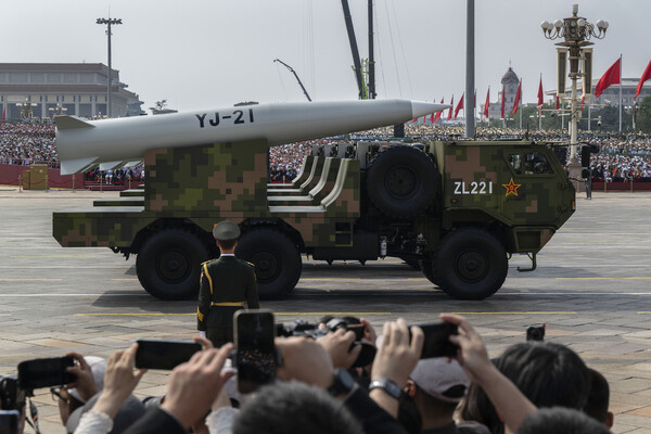 Новая сверхзвуковая баллистическая ракета YJ-21 на военном параде в Пекине, 3 сентября 2025 года / Kevin Frayer/Getty Images  