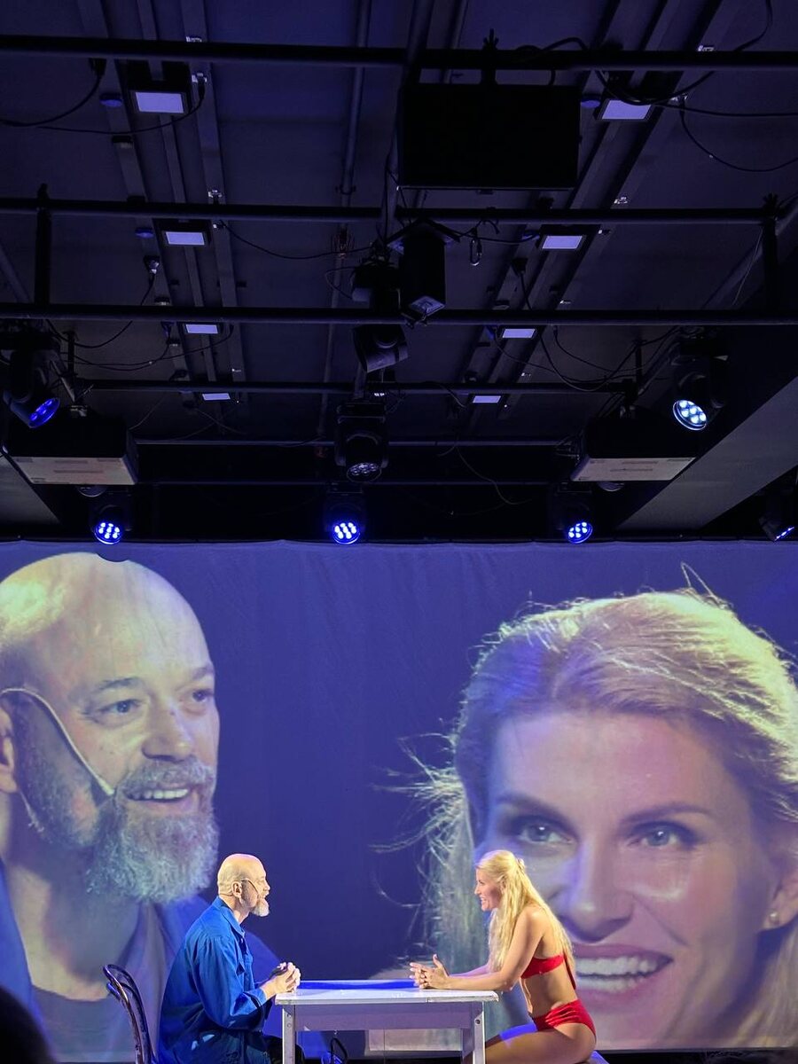 Сцена из спектакля «Исход». Театр «Шалом». Фото автора.