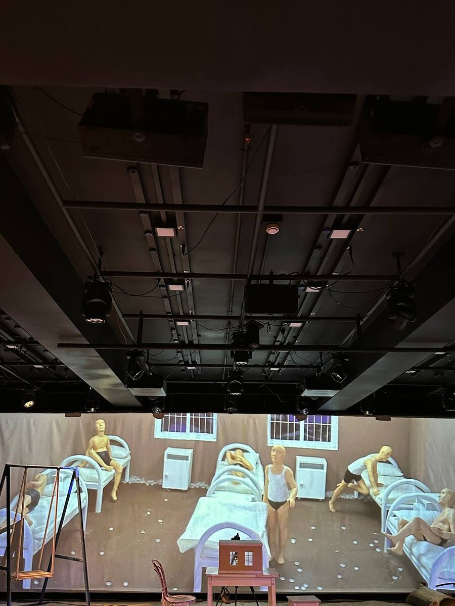 Сцена из спектакля «Исход». Театр «Шалом». Фото автора.