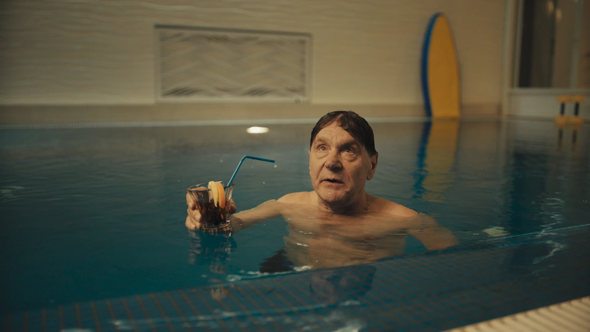 Кадр из сериала Телохранители: герой наслаждается отдыхом в бассейне, (источник: kinopoisk.ru)