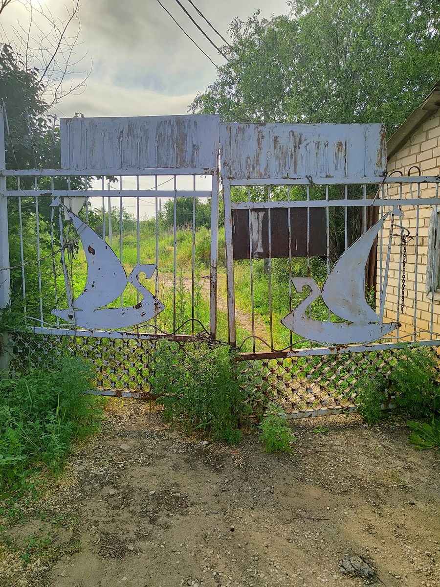 Остатки АвтоВаза на лодочной станции в г. Тольятти. Фото автора.