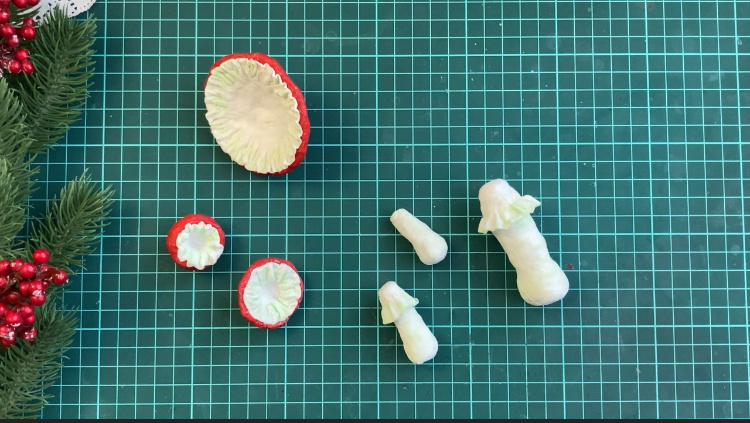 Детали Мухоморов готовы для тонировки. Фото: Елочные игрушки ЕленыКа