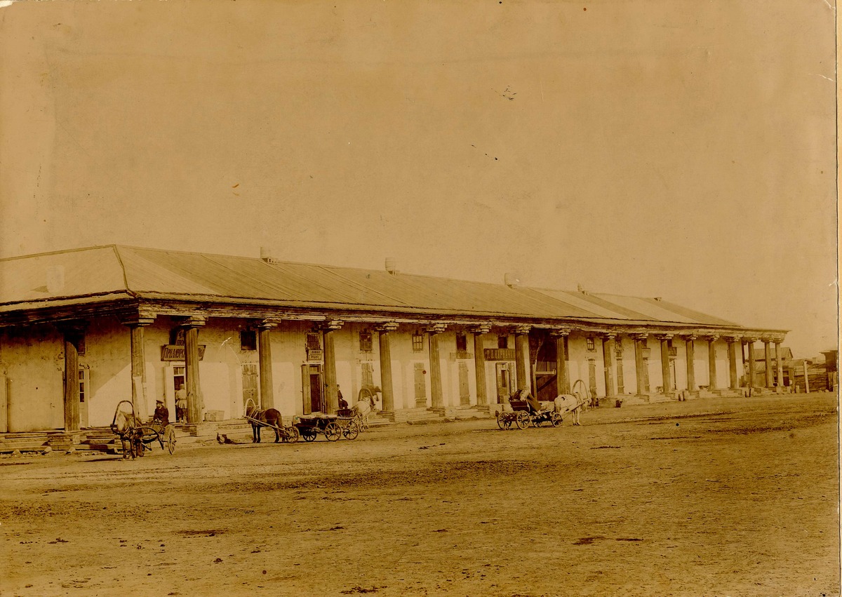 Гостиный двор в Якутске. Здание было разобрано в 1957 году, сейчас на этом месте площадь Ленина. © Якутский государственный объединенный музей истории и культуры народов Севера им. Ем. Ярославского