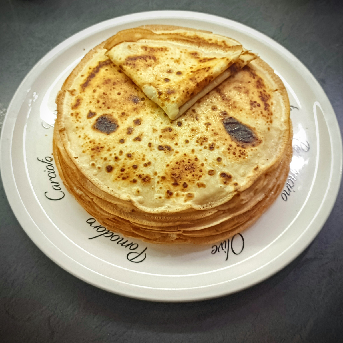 Тонкие блинчики (налистники) можно есть и просто так , с медом, сметаной или вареньем, но можно завернуть в них разнообразную начинку