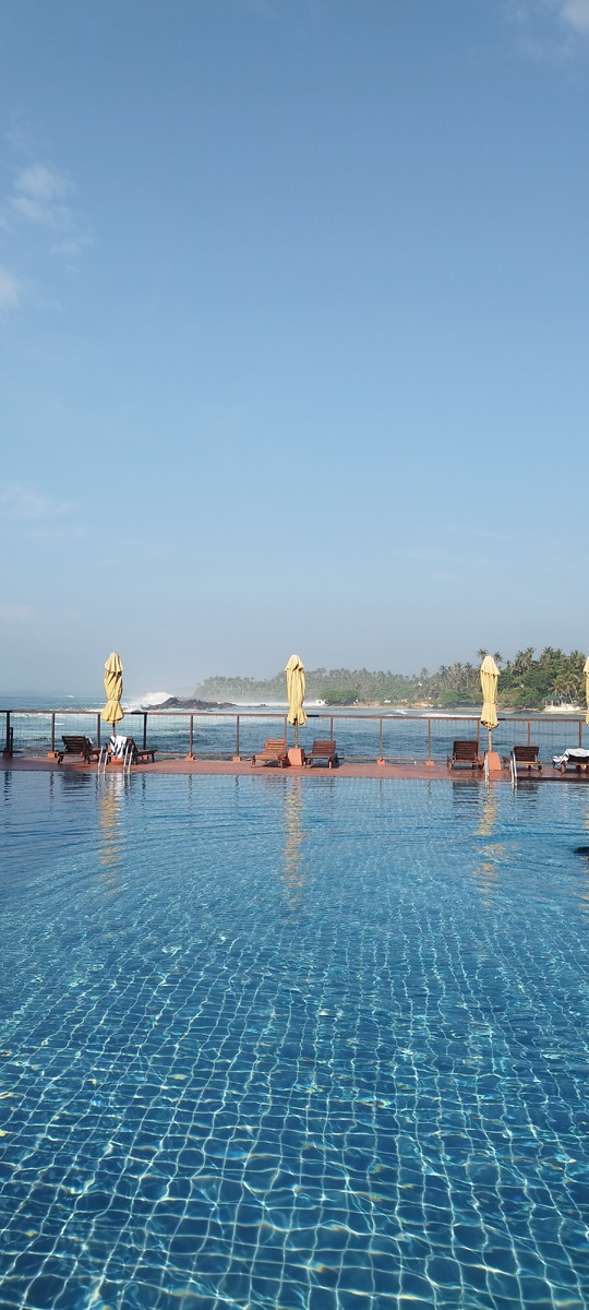 Бассейн с видом на океан. Тут все с видом на океан)