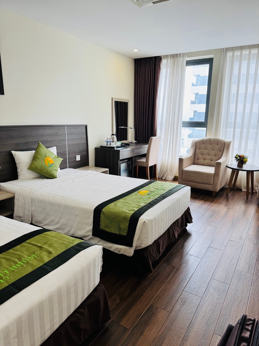 Пусть уборка кровати будет не вашей задачей, а работой горничной. Ей действительно проще все сделать самой, чем переделывать за гостями