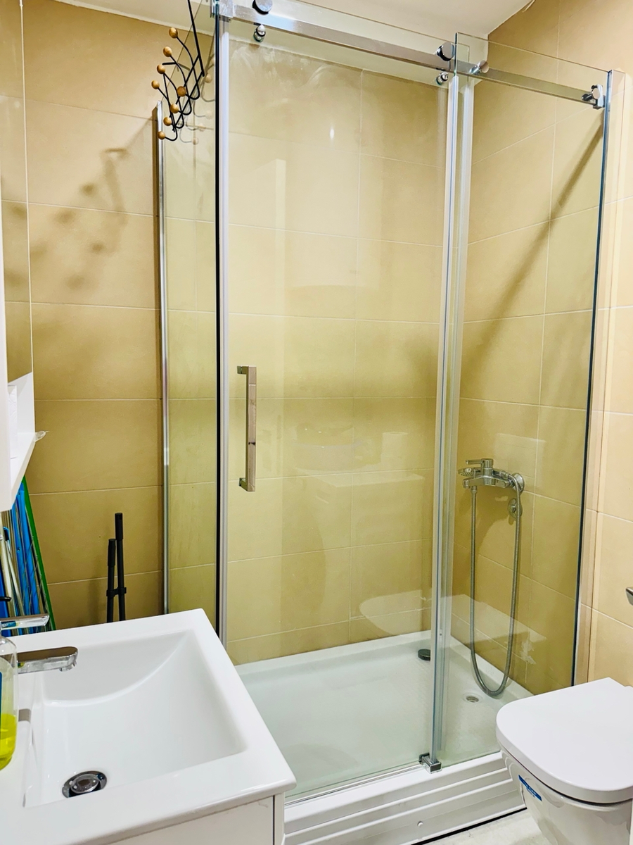 Если не хотите бросать полотенца на пол, оставьте его на краю раковины или ванны, на крючке или полке, но в расправленном виде, чтобы было видно, что вы им пользовались и хотите, чтобы его заменили