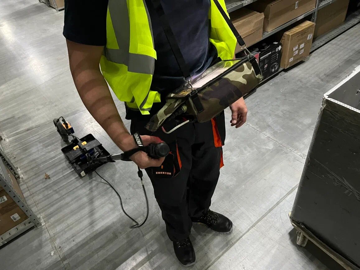 Инженер Геофизик ЦПИ на складе выполняет георадарное обследование