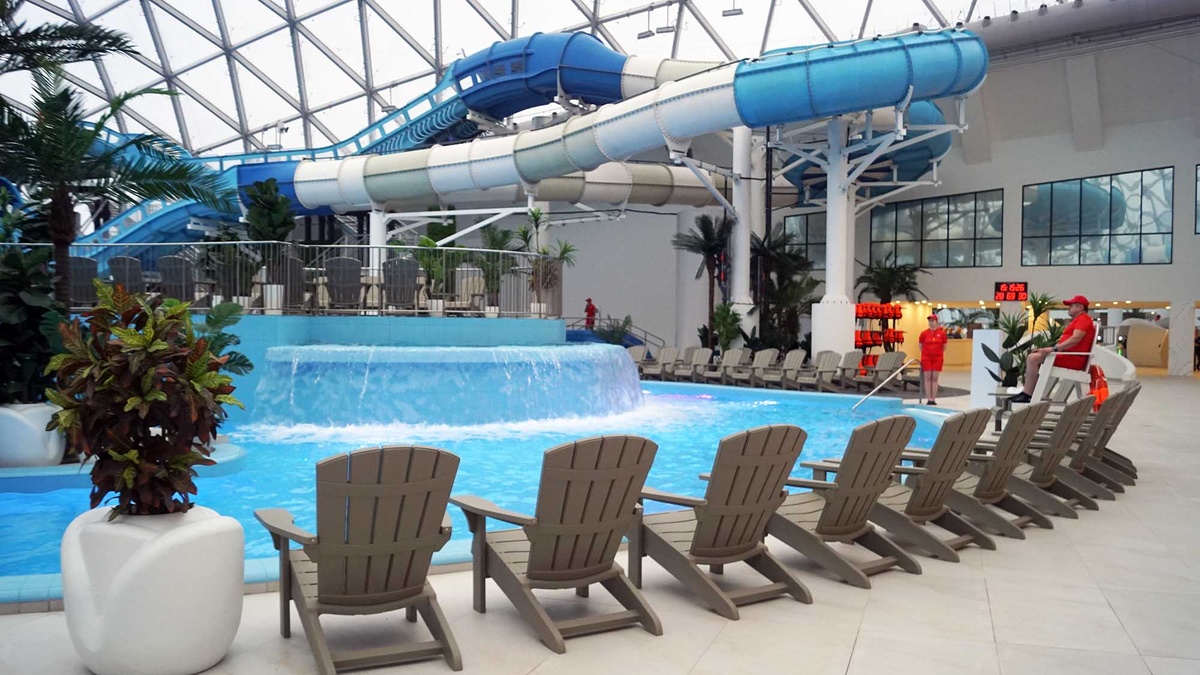 Под куполом активности несколько бассейнов и горки. Развлечения здесь найдут и малыши, и взрослые экстремалы. Листайте галерею, чтобы увидеть ещё фото