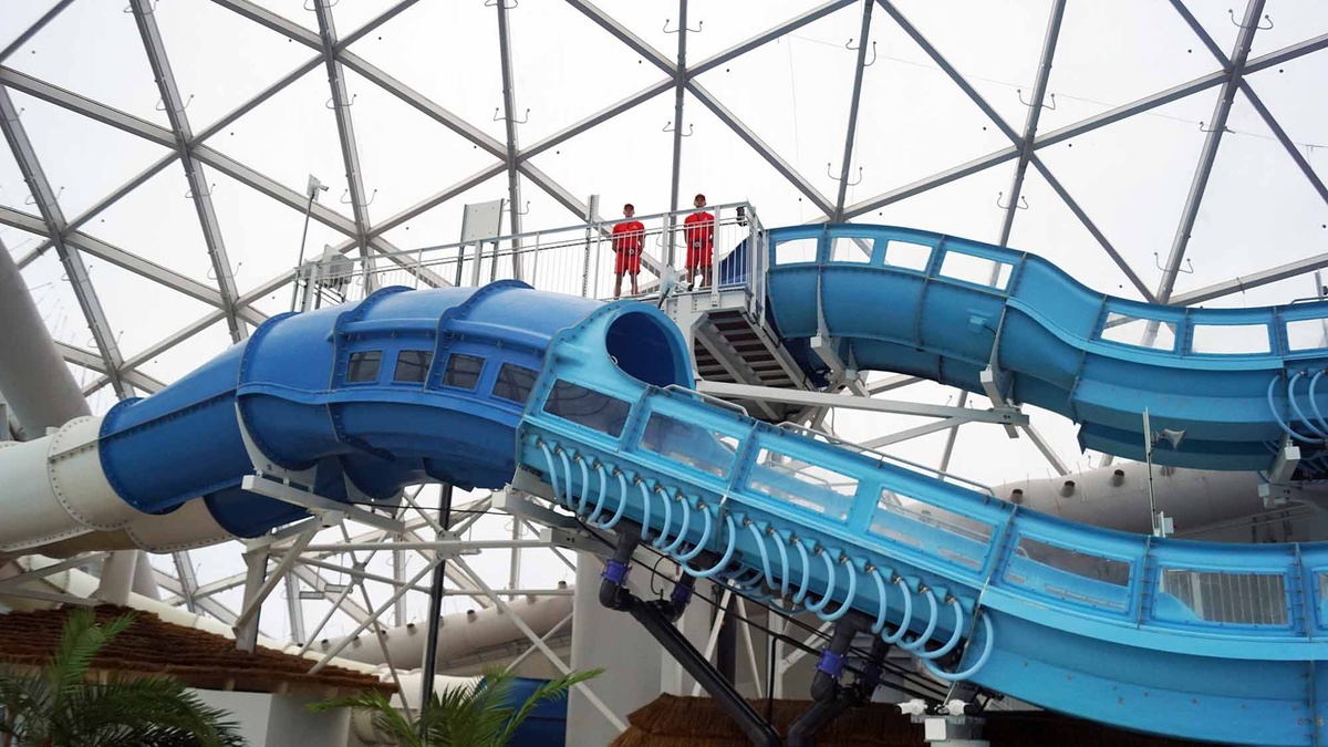 Общая длина водных аттракционов — 1 км