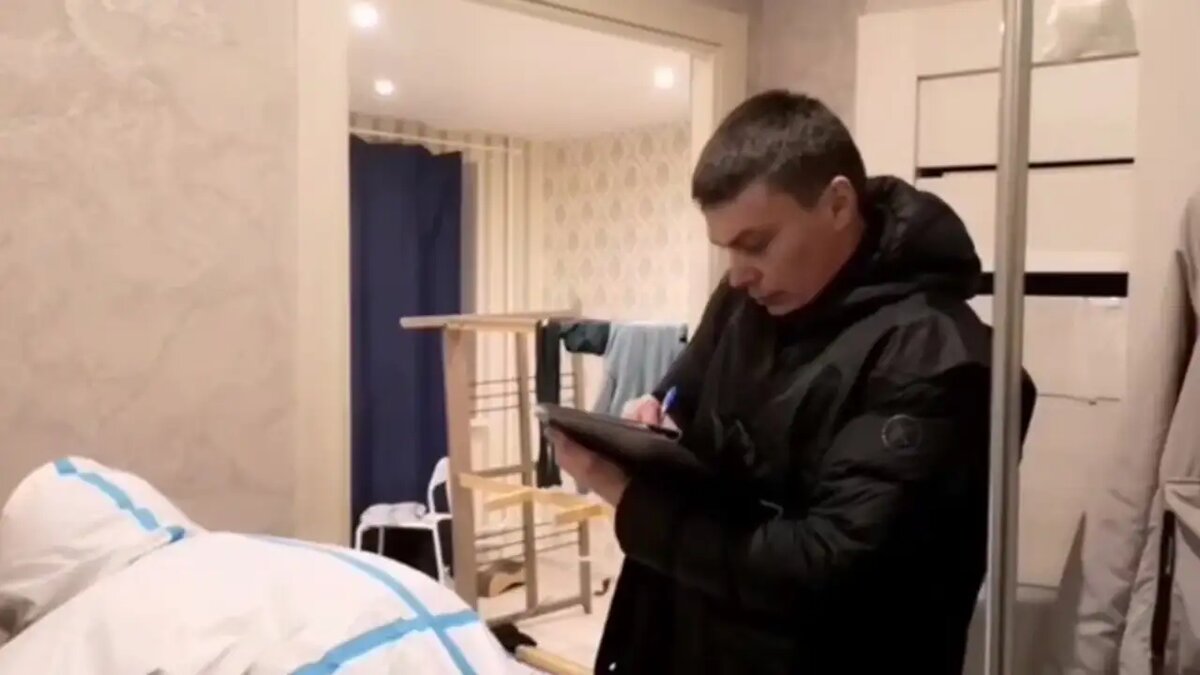    Правоохранители осматривают квартиру, где произошло убийство мальчика. © Следственный комитет РФ