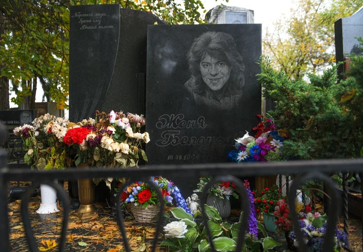 Памятник на могиле певца Жени Белоусова!