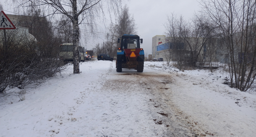    Верховный суд поставил точку: можно ли обгонять через сплошную - и что делать, если впереди "ползет" трактор