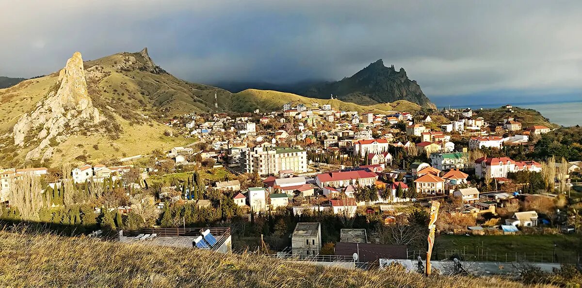 Вид на посёлок Курортное и Карадаг. 5 декабря 2024 года в 15:39