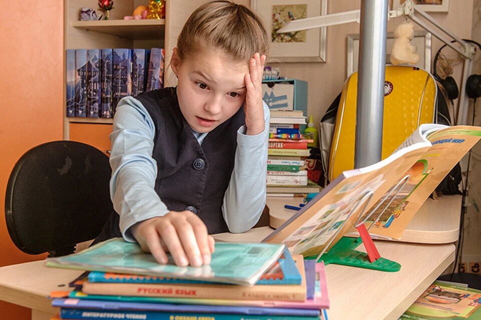 Для того, чтобы дети могли учиться самостоятельно, надо задавать задания, которые написаны простым и понятным ребенку языком. Фото: Михаил ФРОЛОВ.