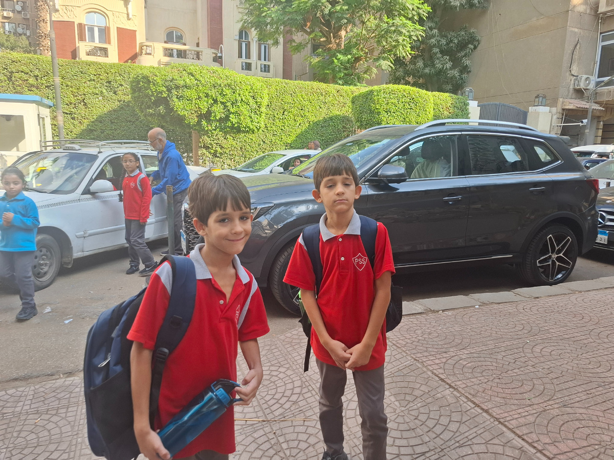 Вчера сто-то случилось у водителя и я ездила сама забирать детей из школы. Юнис (слева) и Ясин (справа)