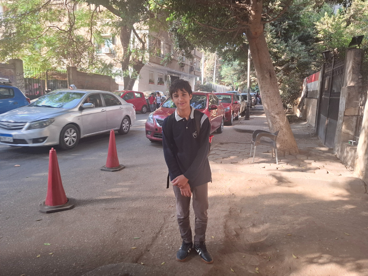 Окрестности школы. Мой 7-классник. Сейчас уходит из школы сам и приходит к зданию Ясина и Юниса