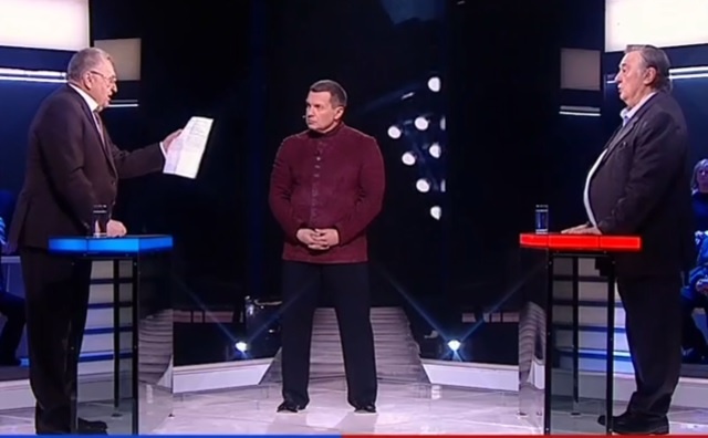 На фото: “поединок” Проханова и Жириновского.