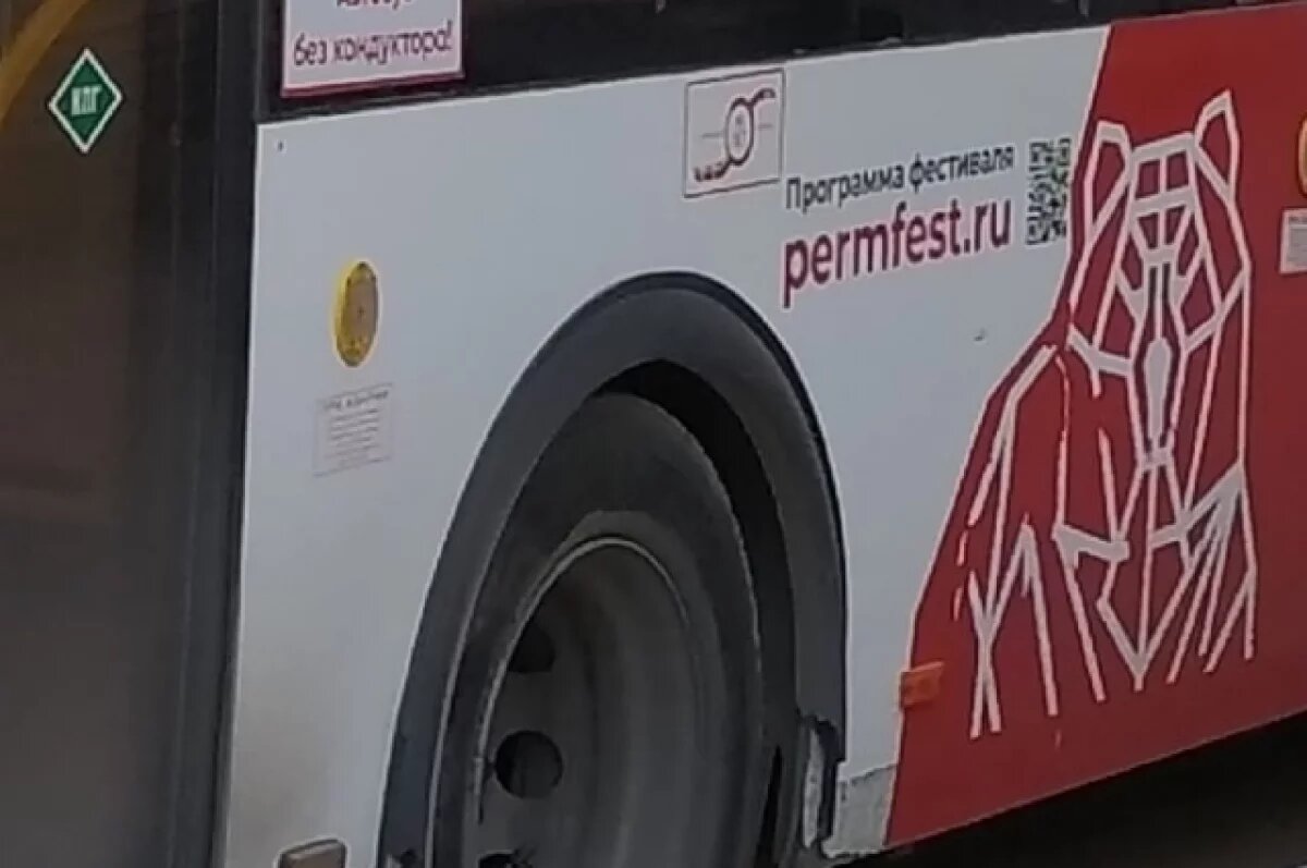    В Перми автобус начал движение с остановки с зажатой в дверях женщиной
