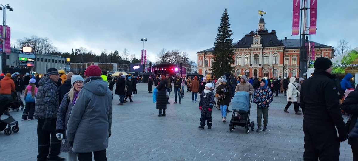 Жители Куопио собрались на открытие рождественского сезона