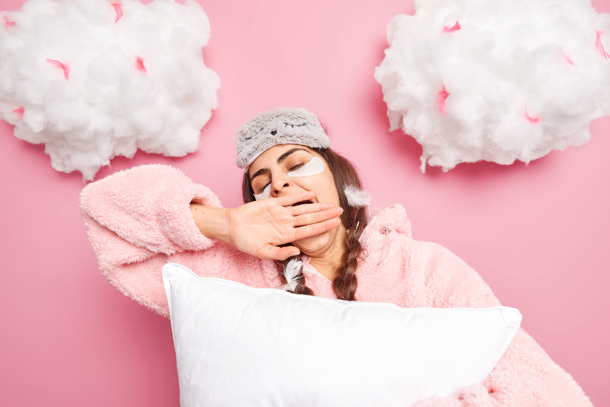 https://ru.freepik.com/free-photo/tired-brunette-woman-with-closed-eyes-covers-mouth-with-hand-wears-sleepmask-pajama_15223694.htm#fromView=search&page=1&position=7&uuid=ef3d44c6-162c-4ea5-8b13-dd6faf166077&query=%D1%81%D0%BE%D0%BD