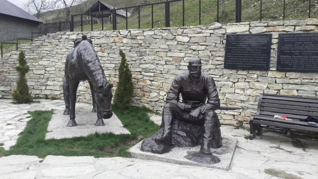 Памятник чеченцу Зелимхану Харачоевскому - одному из самых знаменитых кавказских абреков
