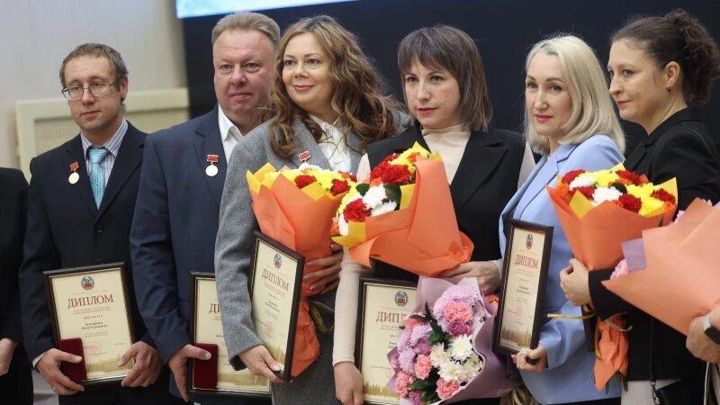     В пятницу 14 ноября в правительстве Алтайского края наградили 87 алтайских ученых и производственников. Андрей Каспришин