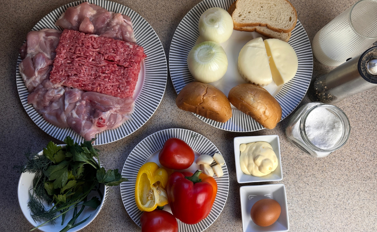 Ингредиенты:
Фарш говяжий – 400 г
Куриные голени филе – 400 г
Лук – 2 большие штуки
Хлеб – 200 г
Сыр сулугуни или моцарелла – 150 г
Болгарский перец – 1 шт.
Майонез – 40 г
Яйцо – 1 штука
Молоко – 50 мл
Соль – 1 чайная ложка
Перец – 0.5 чайной ложки
Растительное масло для жарки
Чеснок – 4 зубчика
