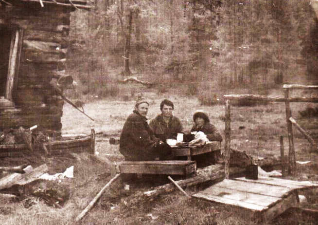 Привал в поселке Хужиртайский. 1980 г. Слева направо: Фролов А.А., Миронов А.А, студентка-практикантка Тоня