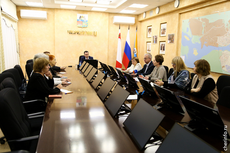    Инициаторами обсуждения стали Совет ветеранов и общественная организация "Патриоты Вологодчины". Встреча прошла под председательством мэра Романа Маслова.