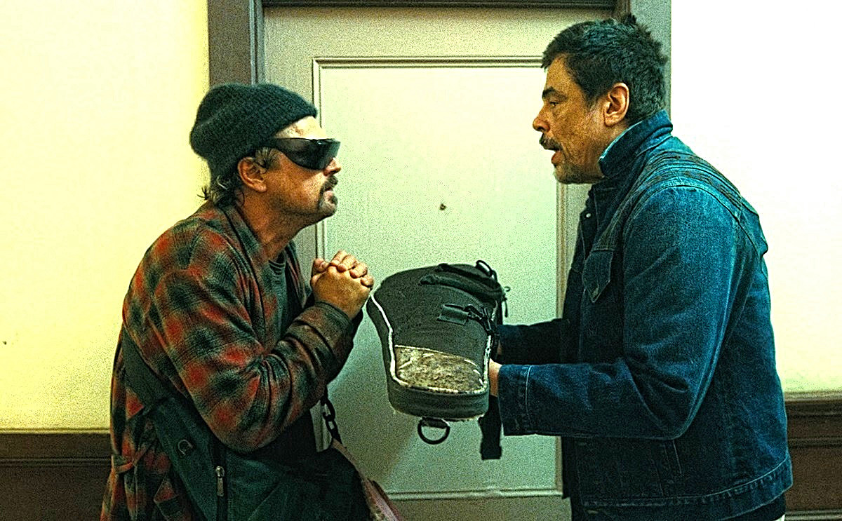 - Вот, Георгич, держи ружьё. Сцену с медведем снимаем через полчаса... Да шучу-шучу, расслабься! 