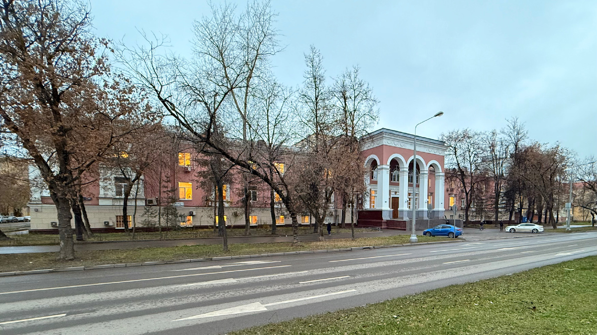 Окружной проезд, 19. Вид на главный фасад. 